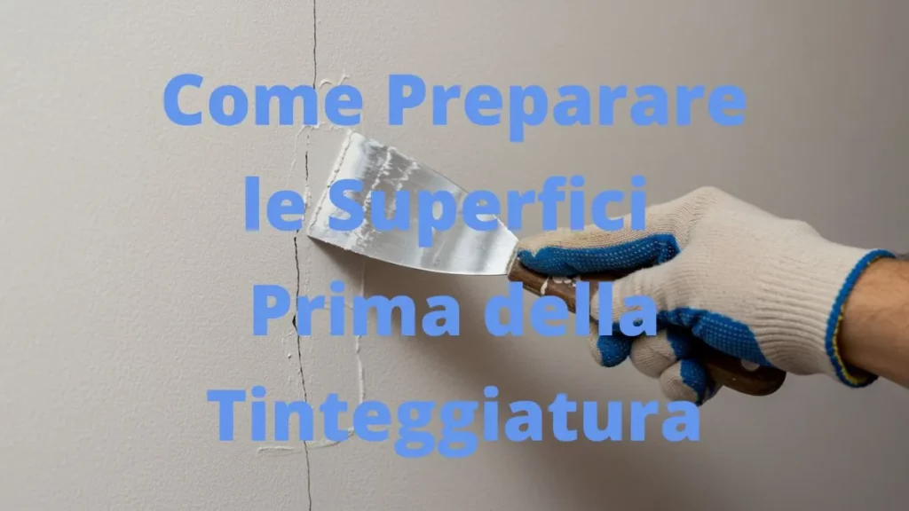 Mano che stucca una crepa durante la preparazione superfici per tinteggiatura.