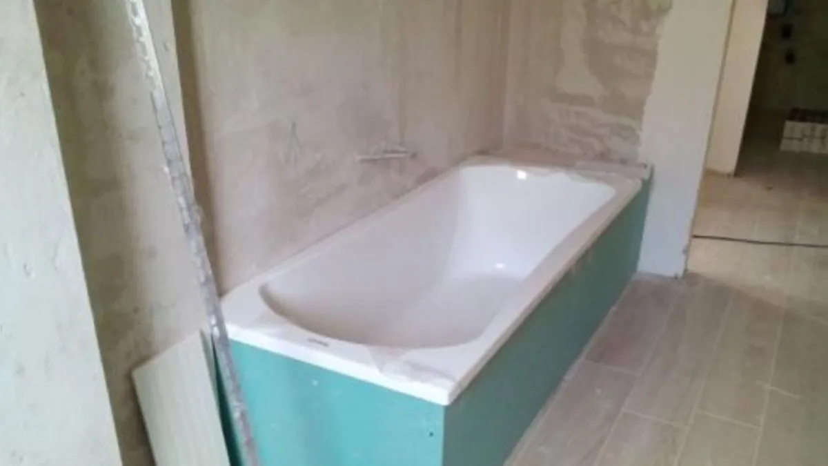 come nascondere tubazioni del bagno con cartongesso
