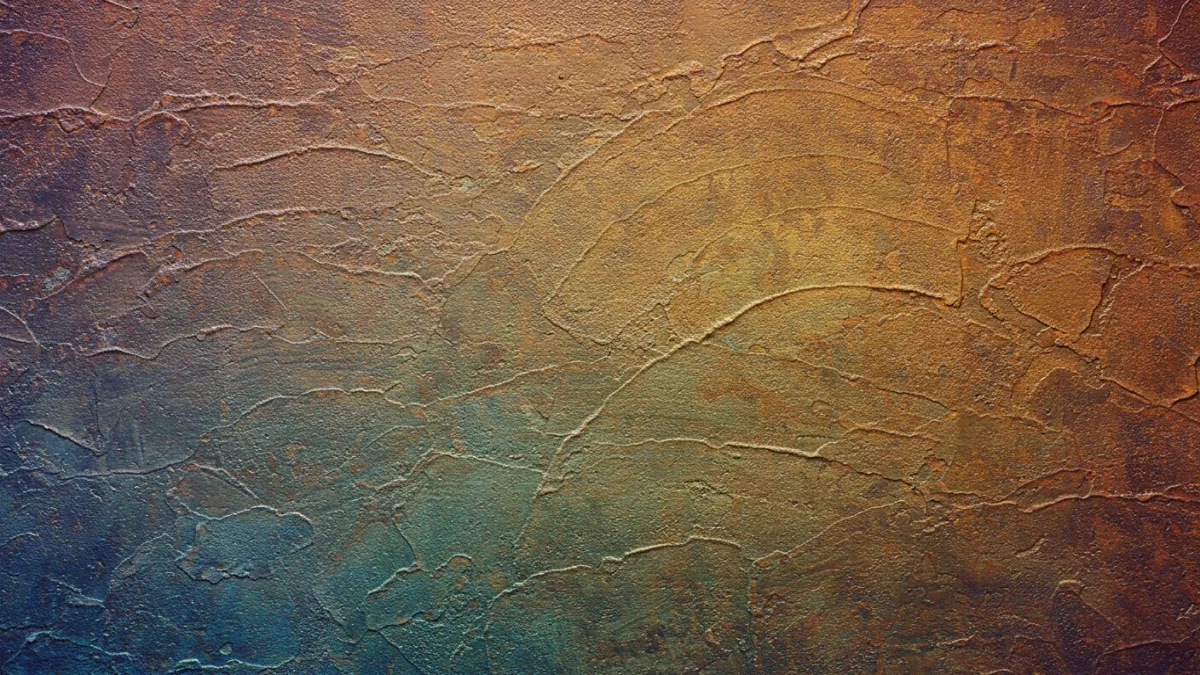 Dettaglio di una parete con velature sovrapposte che creano profondità cromatica.