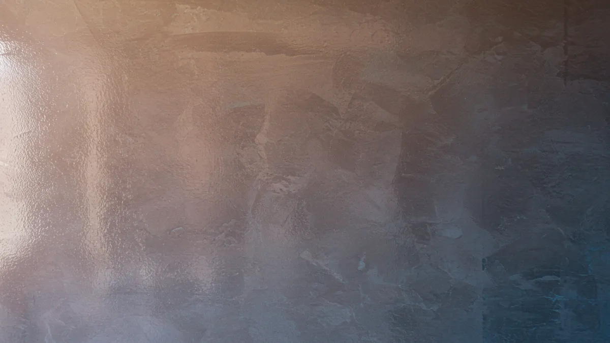 Dettaglio di una parete rifinita con stucco veneziano lucido.